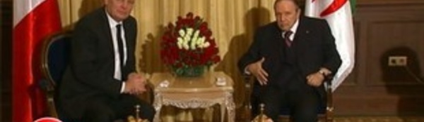 Le Petit Journal de Canal + ridiculise aussi bien la télévision algérienne que le gouvernement français