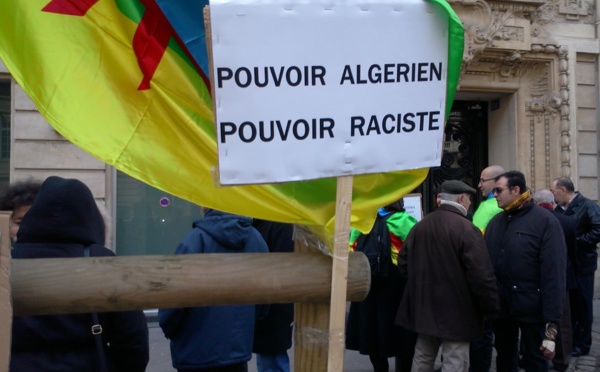 Collectif des Amazighs en France : le racisme de l’Etat algérien envers les mozabites dénoncé devant l’ambassade d’Algérie à Paris