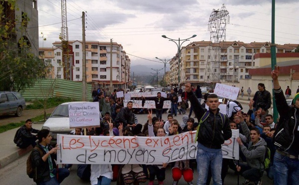 Les lycéens marchent à Imceddalen pour exiger le transport scolaire