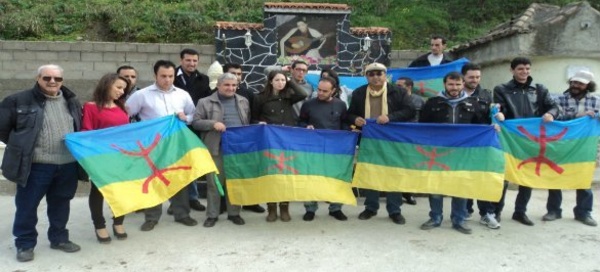 Le MAK se recueille sur les tombes de Mouloud Mammeri, Mohia et Brahim Izri