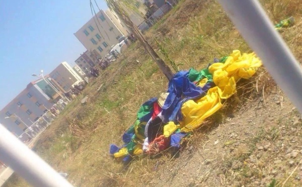 Blida: la police  fouille tous les supporteurs de la JSK  afin de confisquer tous les drapeaux amazighs ou banderoles kabyles.