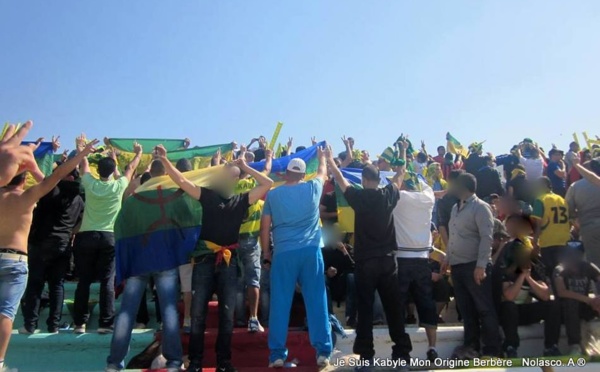 Vidéos des supporters kabyles de la JSK tournant le dos à l'hymne algérien