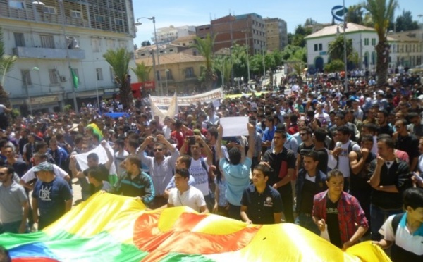 Pour dénoncer la répression de la marche du MAK du 20 avril : marche des étudiants à Tizi-Wezzu