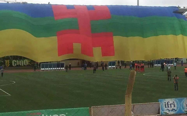 Match MOB-JSK: un immense drapeau amazigh déployé