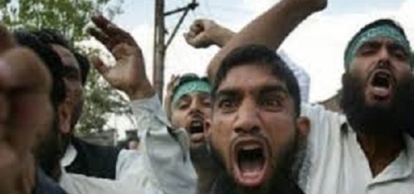 Algérie : le gouvernement  instruit les imams de Kabylie pour prêcher exclusivement en arabe