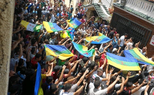 Vidéo: Ould Ali Lhadi pris à partie par les kabyles à Tawrirt Moussa sur la tombe de Matoub Lounès