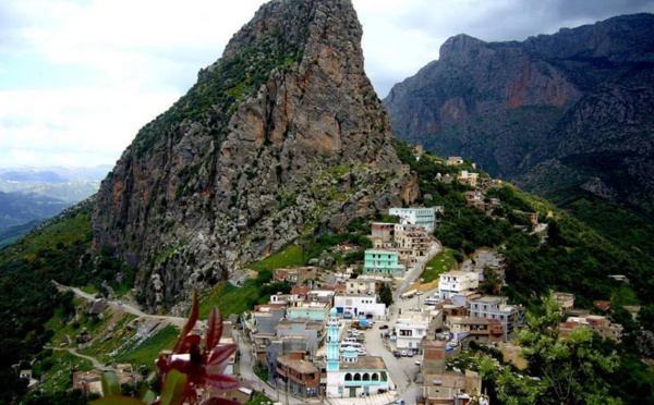 AGOUNI GUEGHRANE  : Sit-in des Délégués des  villages  de la Commune pour apporter leur solidarité au Village  des At Ighil