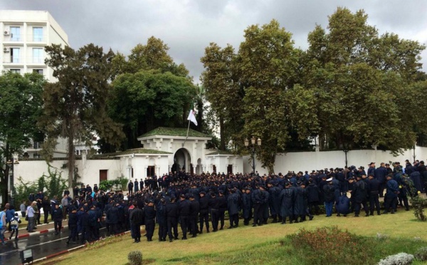  A quoi se prépare-t-on en Algérie? les Policiers-Manifestations réclament la tête du général Hamel 