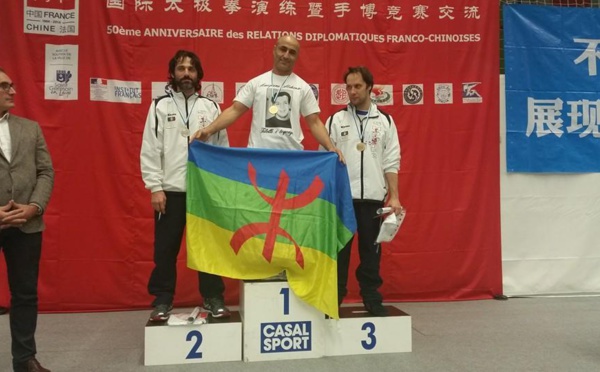 Un jeune kabyle de Fréha, AHMED ZENIA, reçoit la médaille d'or du tournoi international de shoubo en portant un T-Shirt à l’effigie d'Ameziane Mehenni