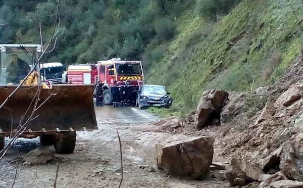 Tizi Wezzu : un éboulement piège un véhicule, trois blessés