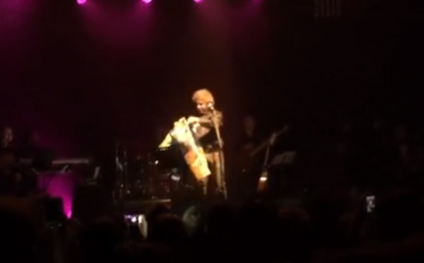 Zedek, premier chanteur kabyle à brandir le drapeau officiel de la Kabylie