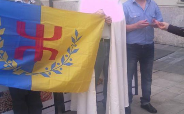 Italie : lever du drapeau kabyle par le professeur Vermondo Brugnatelli