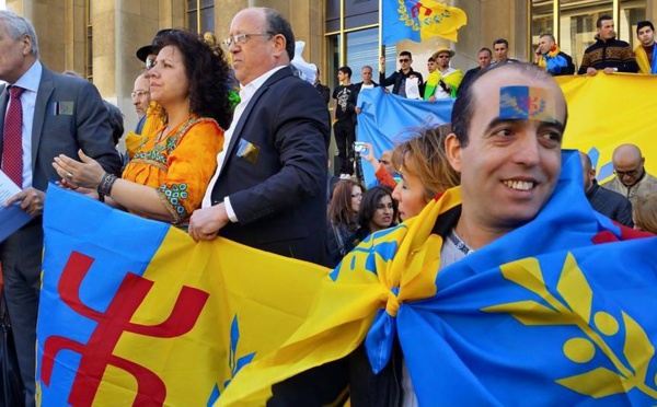 Reportage photo du lever du drapeau officiel de la Kabylie à Paris et à Montpellier ce samedi 18 avril