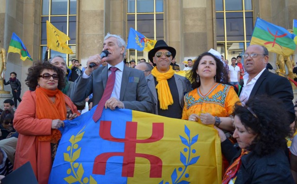 Serment d'allégeance au drapeau kabyle lors de sa levée officielle dans la Diaspora au Trocadéro