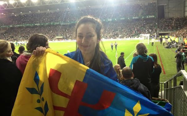 Une jeune fille de la diaspora kabyle brandit le drapeau kabyle lors d'un match de footbal opposant Lyon à St-Etienne