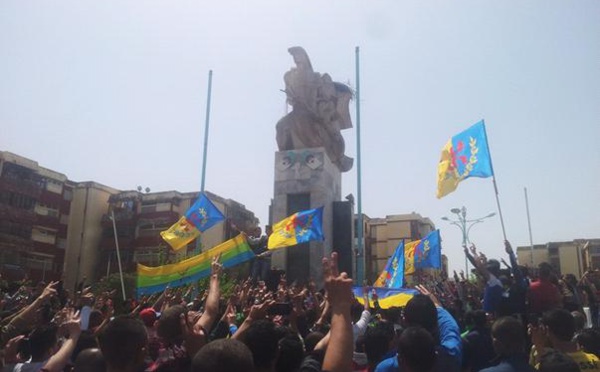 Lever du drapeau kabyle émouvant à Tuvirett (Vidéo)