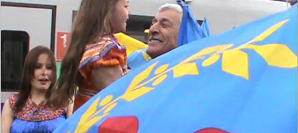 Ferhat Mehenni, Président du Gouvenement Provisoire Kabyle (Anavad) ,  lève le drapeau kabyle à Evian