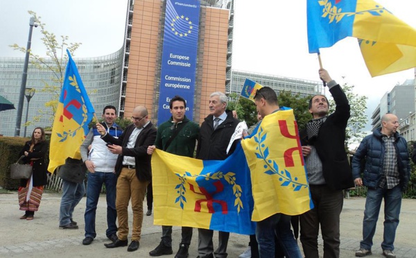Bruxelles:  Le président de l'Anavad (GPK) lève le drapeau Kabyle dans la capitale européenne
