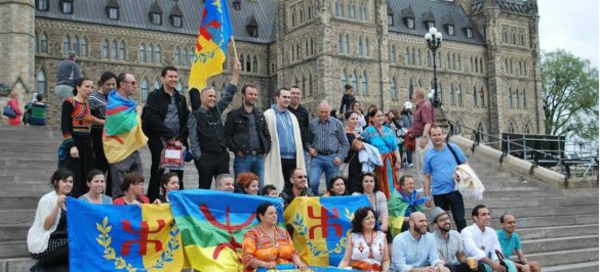 Levée de drapeau Kabyle devant la colline parlementaire à Ottawa
