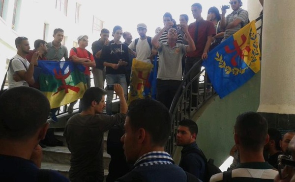 Violation des franchises universitaires à Vgayet: Malgré la répression, les étudiants ont hissé le drapeau national kabyle au campus d'Aboudaw