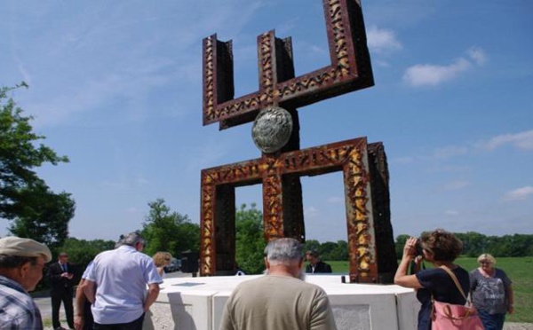 Une œuvre d'art en référence « l'Homme libre » Amazigh, en pleine rase campagne …Française