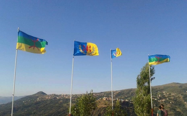 Affrontement entre les citoyens et la police algérienne à IΣezzugen (Azazga)