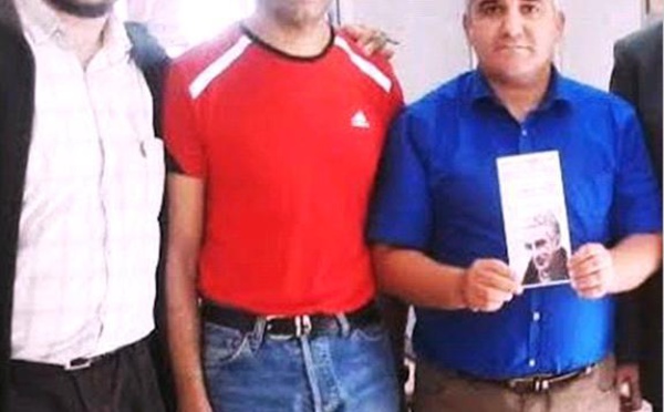 De Tazmalt à Tawrirt Mussa, le cycliste kabyle Abderazak Aissat a rendu un hommage original à son idole Matoub Lounès