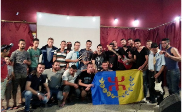 At Weɣlis : Anay aqvayli refden-tt imawlan-is s tayri d yisseɣ.