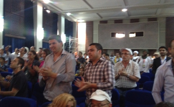 Ferhat Mehenni ovationné par les militants amazighs à la 7è session du Congrès mondial Amazigh