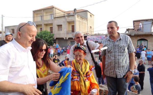 Vidéo de la levée du drapeau national kabyle à Ait Issad (Commune d'Ifigha)