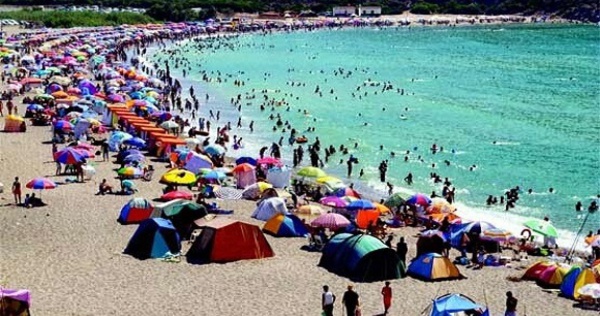 Des centaines d’estivants repoussés de Jijel se refugient à Bgayet