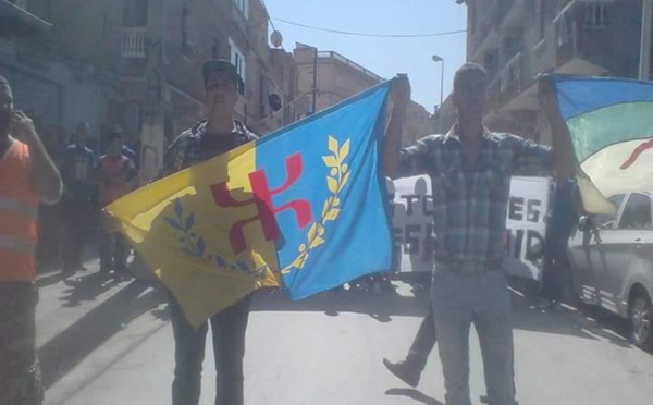 Foule nombreuse à Amizour pour dénoncer l'assassinat par l'armée algérienne d'un chasseur kabyle