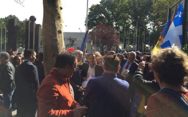 Le maire de Tinevdar salue la levée du drapeau kabyle à NewYork (devant le siège de l'ONU).