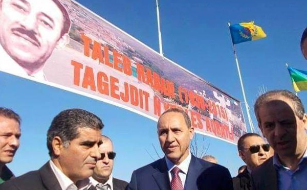 Malgré eux, des ministres algériens saluent le drapeau kabyle
