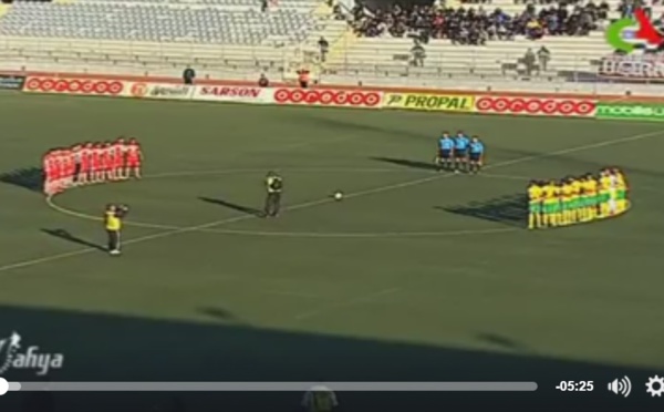 Oran / les supporteurs algériens ne respectent pas la minute de silence en hommage à Ait-Ahmed et chantent " Falestine chouhada "  (Vidéo)