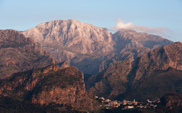 Agwni Ggeghrane fait bloc derrière les héritiers de Slimane Azem