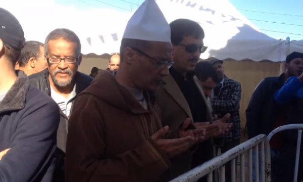 L'islamo-terroriste Ali Belhadj sur la tombe de Hocine Ait Ahmed