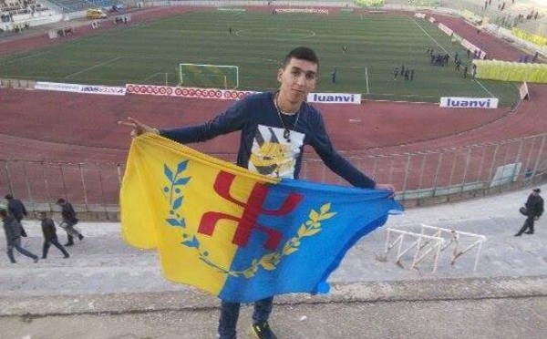 Urgent : un jeune supporter arrêté au stade de Tizi-Ouzou pour détention du drapeau kabyle