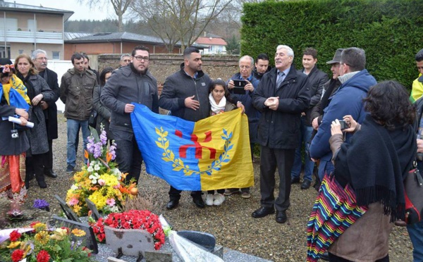Recueillement de Ferhat Mehenni sur la tombe de l'aède kabyle, Slimane Azem