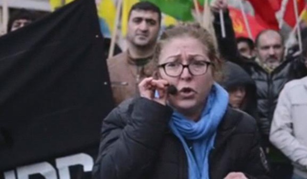 A Paris, "On nous a carrément installés devant la porte de l'ambassade de Turquie avec les menottes aux bras. " témoigne Berivan Firat du Conseil Démocratique kurde en France