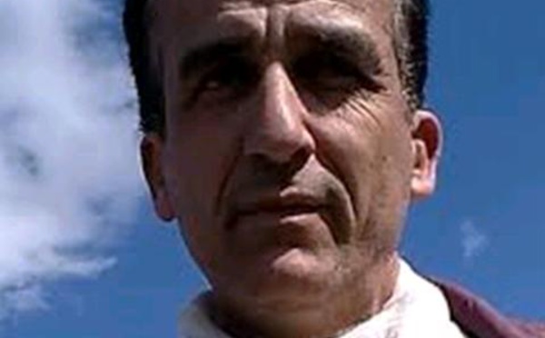 L'indigne Kabyle de service qui sautait sur la tombe d'Ameziane Mehenni pour arracher le drapeau kabyle 