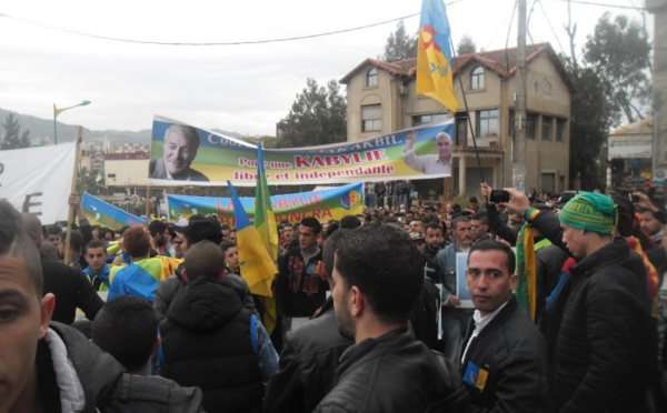 Au-delà des montagnes enneigées, le soleil brille