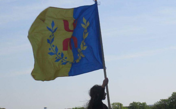 La police algérienne empêche le lever du drapeau kabyle à At Dwala