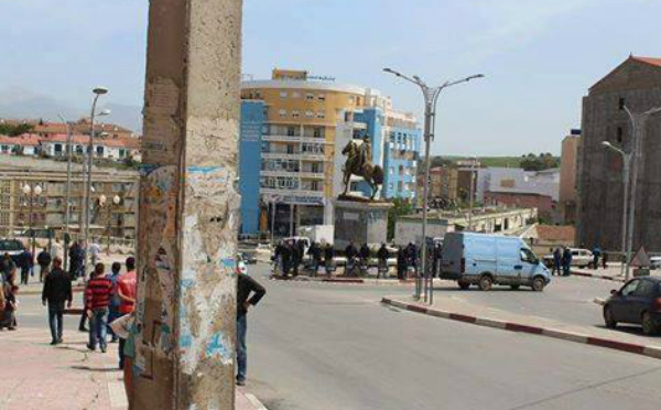 20 Avril à Tuvirett : Le pouvoir algérien a jugé "utile" de protéger la statue de l'émir Abdelkader