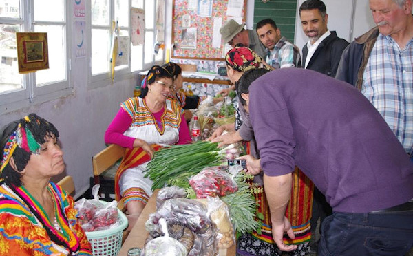 Des centaines de riverains à la 4ème édition du marché  « Ulzuz n tlawin n At Waɛvan » 