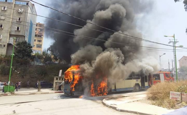 Tizi Wezzu : un bus prend feu entre l'université et le stade