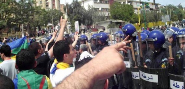 Urgent : Pour empêcher la célébration de la journée de la Nation Kabyle, la police algérienne assiège Laṛevɛa n At Iraten