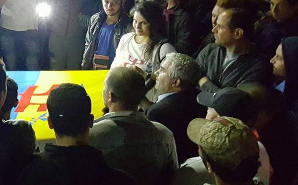 Dans At-Dwala assiégée, la population assure la sécurité du président du MAK