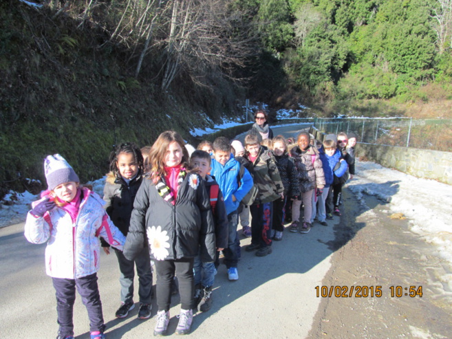 Simu cullati à pedi, chì c’eranu i travagli nant’à a strada. Simu cullati à pedi, chì c’eranu i travagli nant’à a strada.