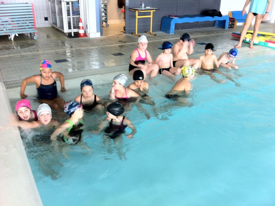 Les CE2 à la piscine